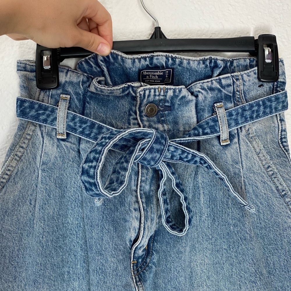 Abercrombie and Fitch mom jeans
